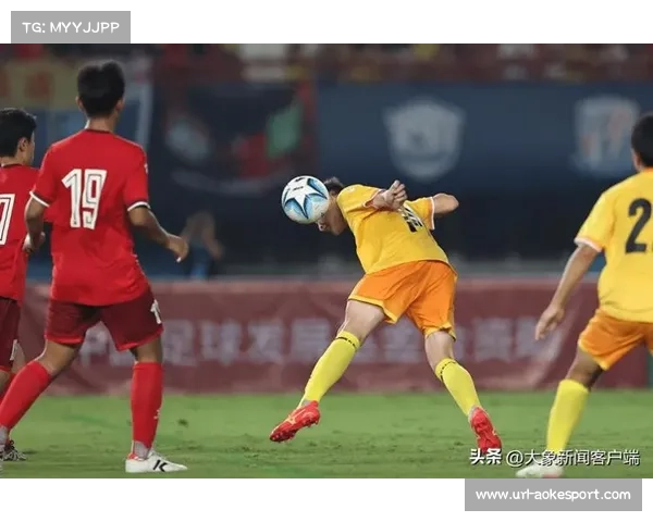 乌克兰队扎巴尔尼头球攻门击中立柱错失绝佳良机令人惋惜