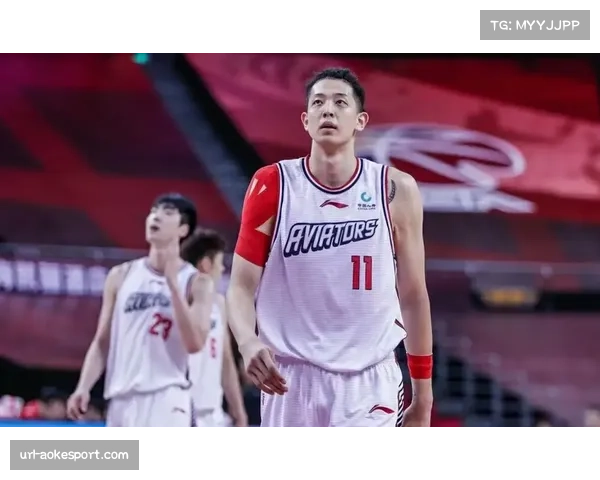 【2026年4月CBA联赛·赛中·花絮特写：沈梓捷封盖后向观众席挥拳怒吼，点燃主场气氛